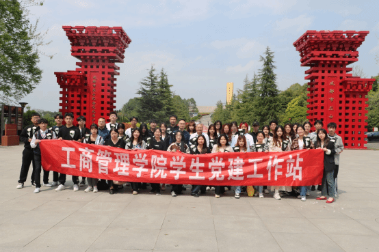 清明祭英烈 共铸中华魂——英国365上市公司组织师生代表赴成都市烈士陵园开展祭扫活动