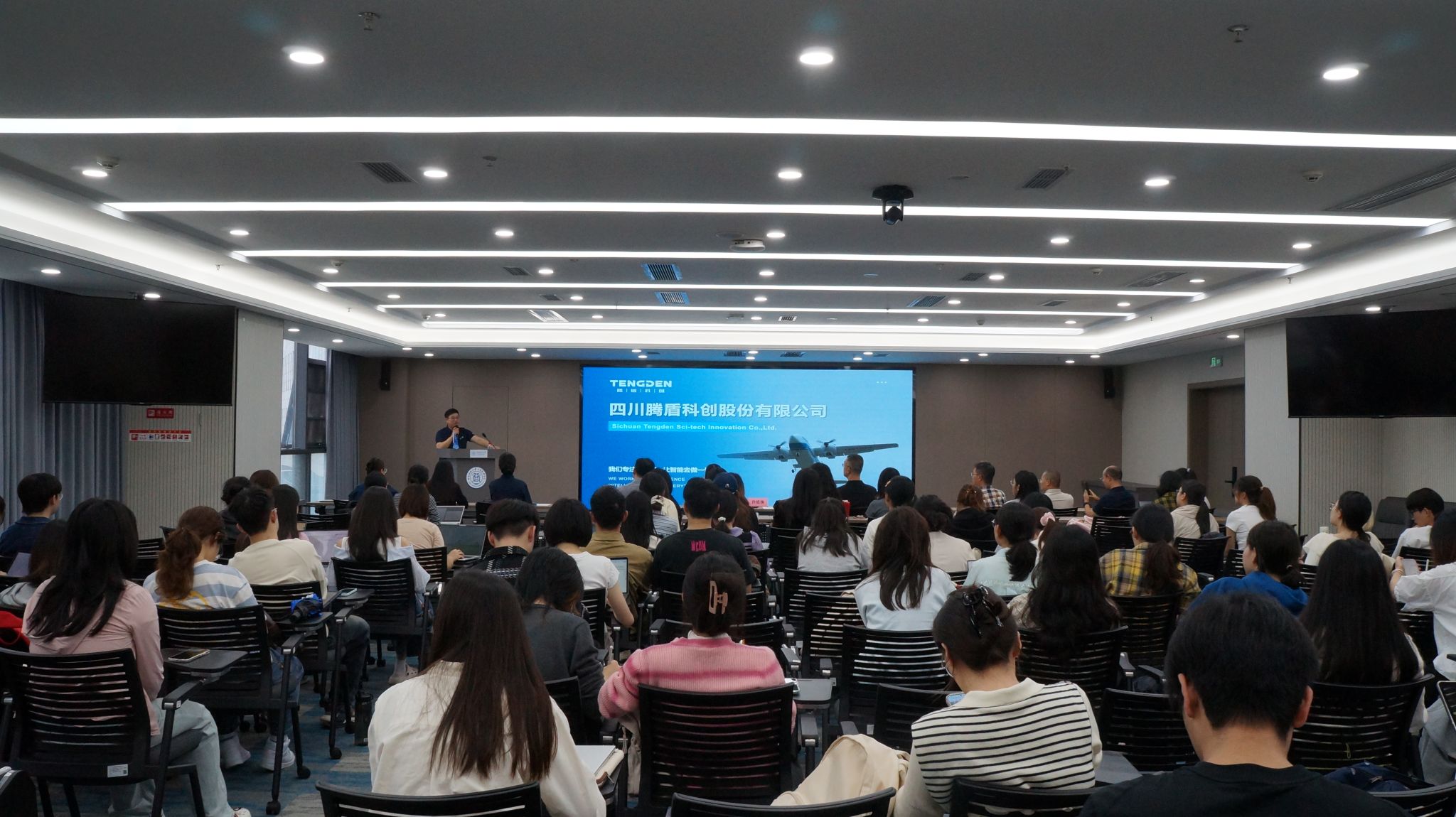 英国365上市公司成功举办生涯咖啡馆活动