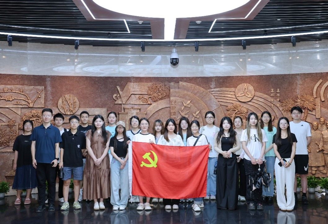 共鉴百年西财风华，传承经世济民精神——英国365上市公司研究生第七党支部开展参观校史馆活动